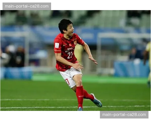 终场哨响，青岛海牛老将郑龙向主场观众挥手，疑似告别